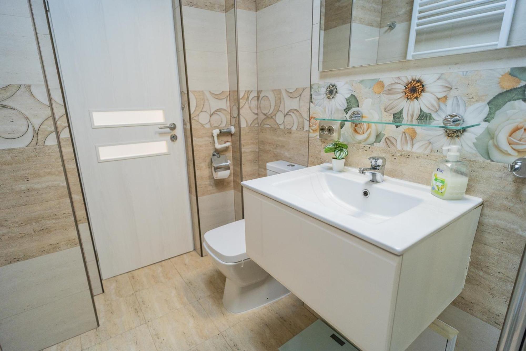 Appartamento Luxury 2Br On Decebal Avenue Bucarest Esterno foto