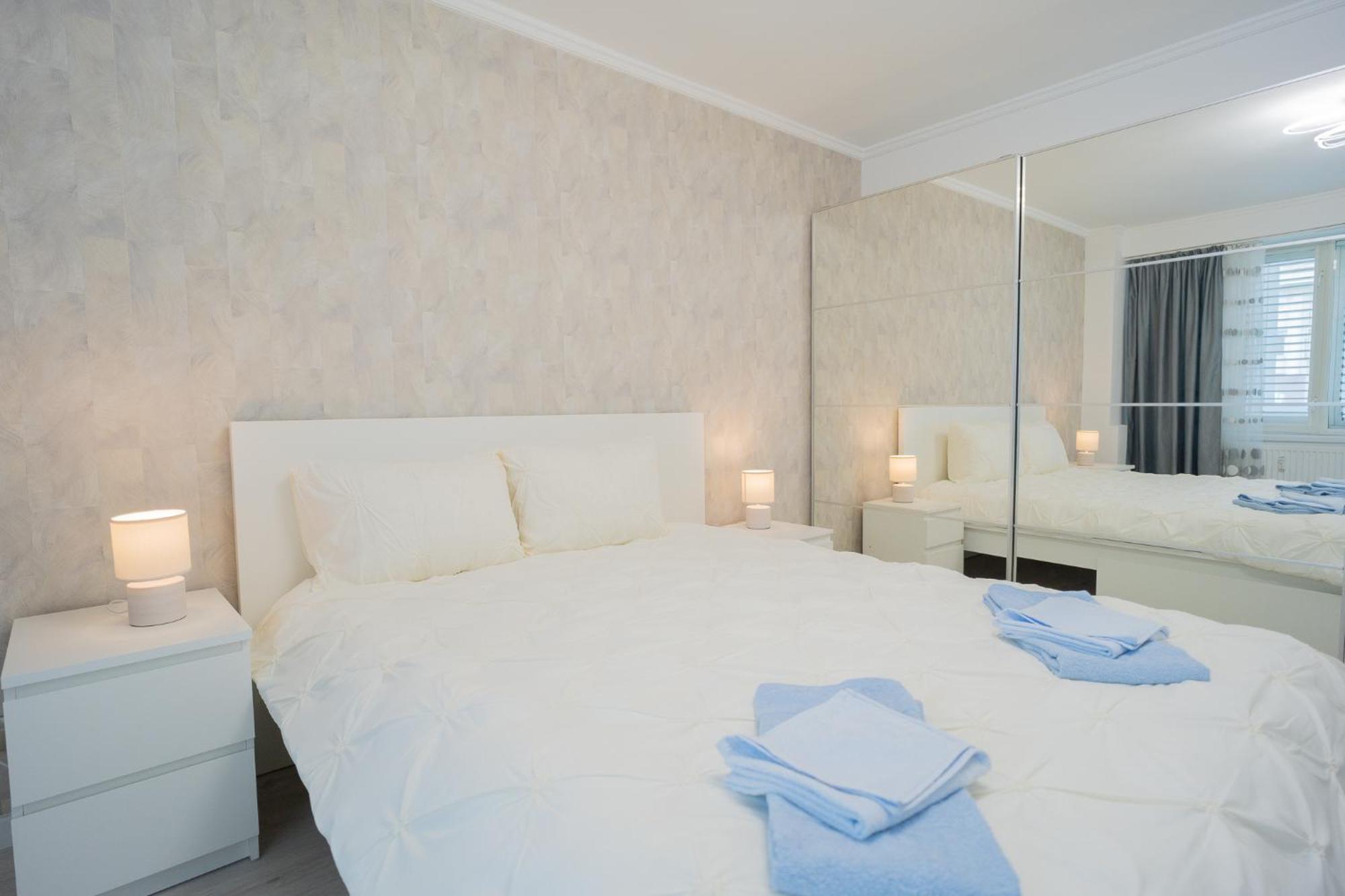 Appartamento Luxury 2Br On Decebal Avenue Bucarest Esterno foto