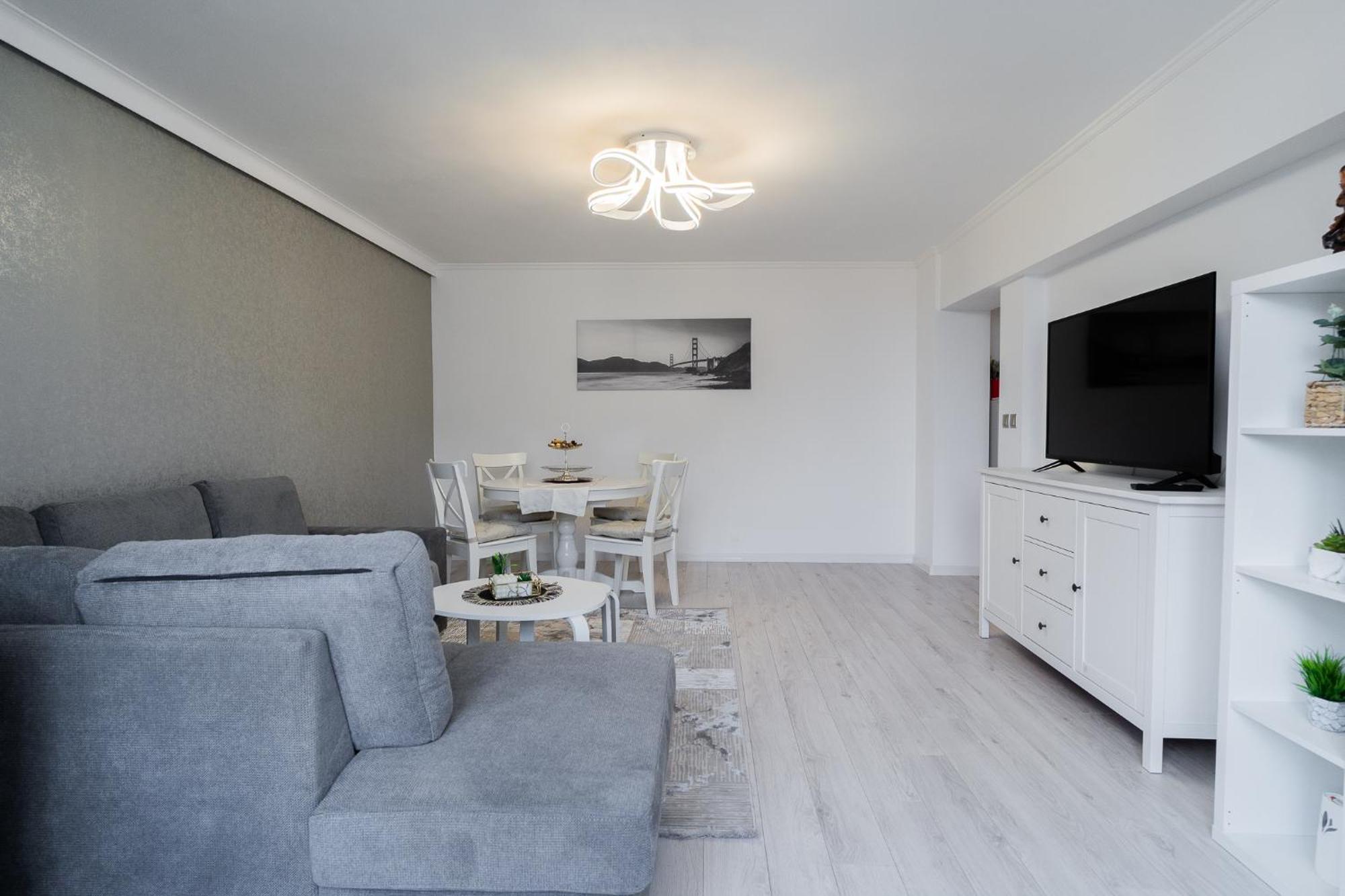 Appartamento Luxury 2Br On Decebal Avenue Bucarest Esterno foto