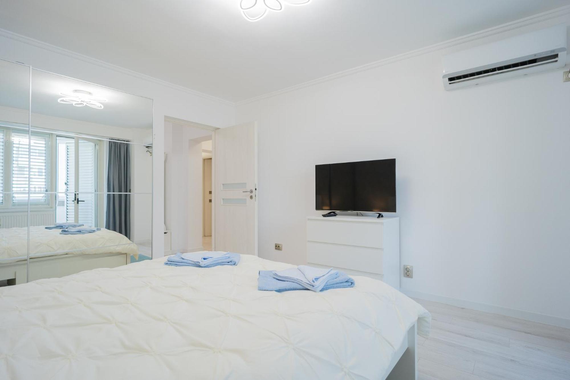 Appartamento Luxury 2Br On Decebal Avenue Bucarest Esterno foto