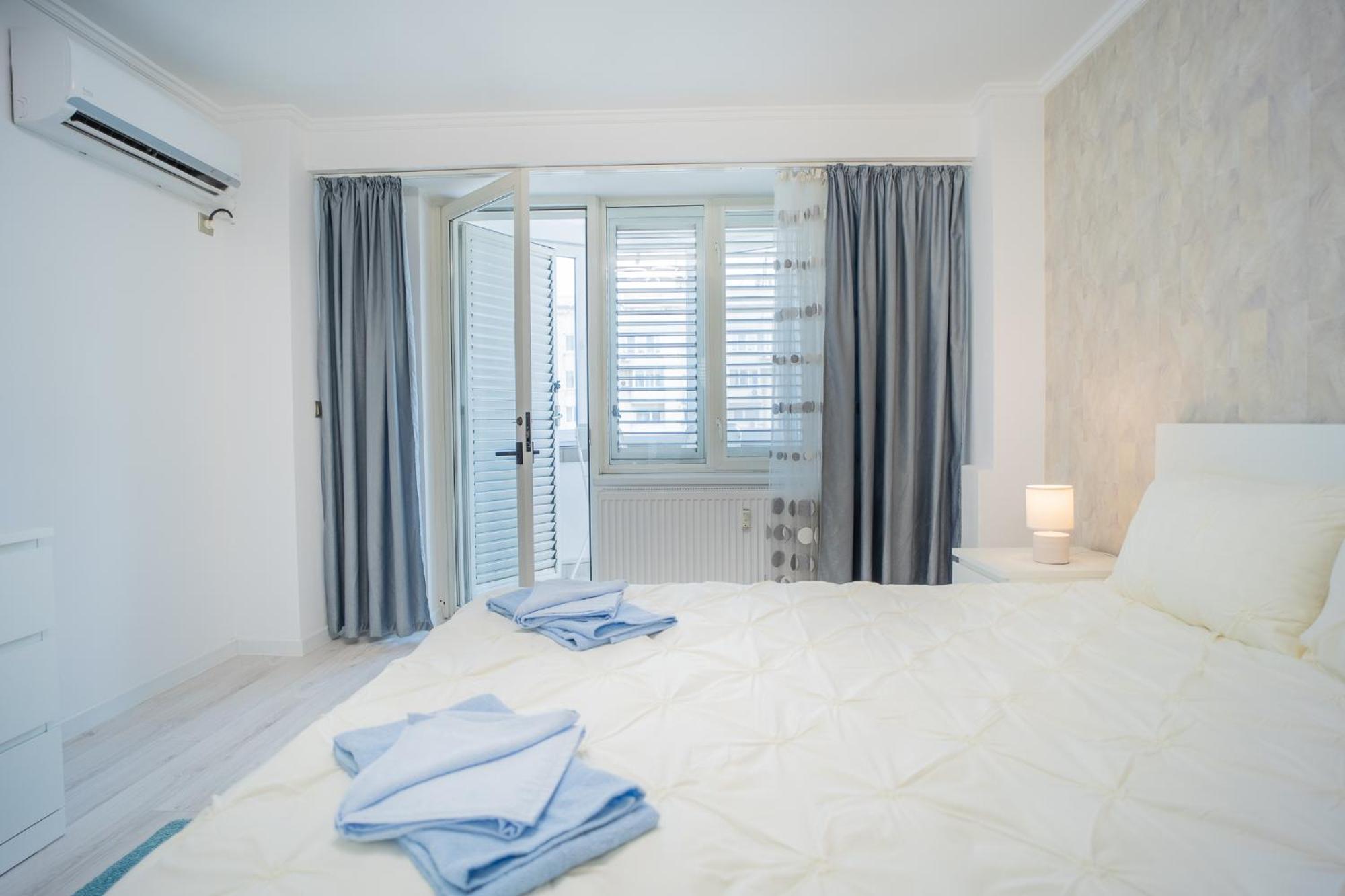 Appartamento Luxury 2Br On Decebal Avenue Bucarest Esterno foto