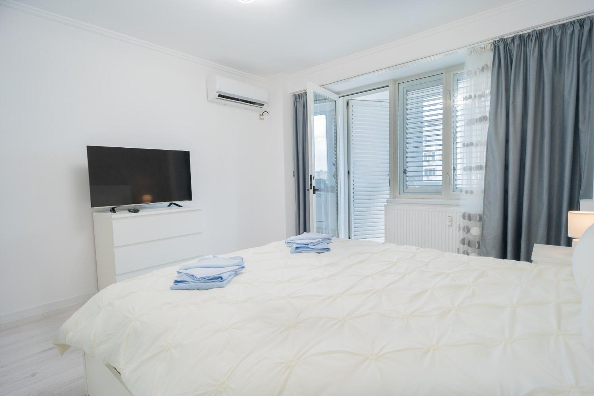 Appartamento Luxury 2Br On Decebal Avenue Bucarest Esterno foto