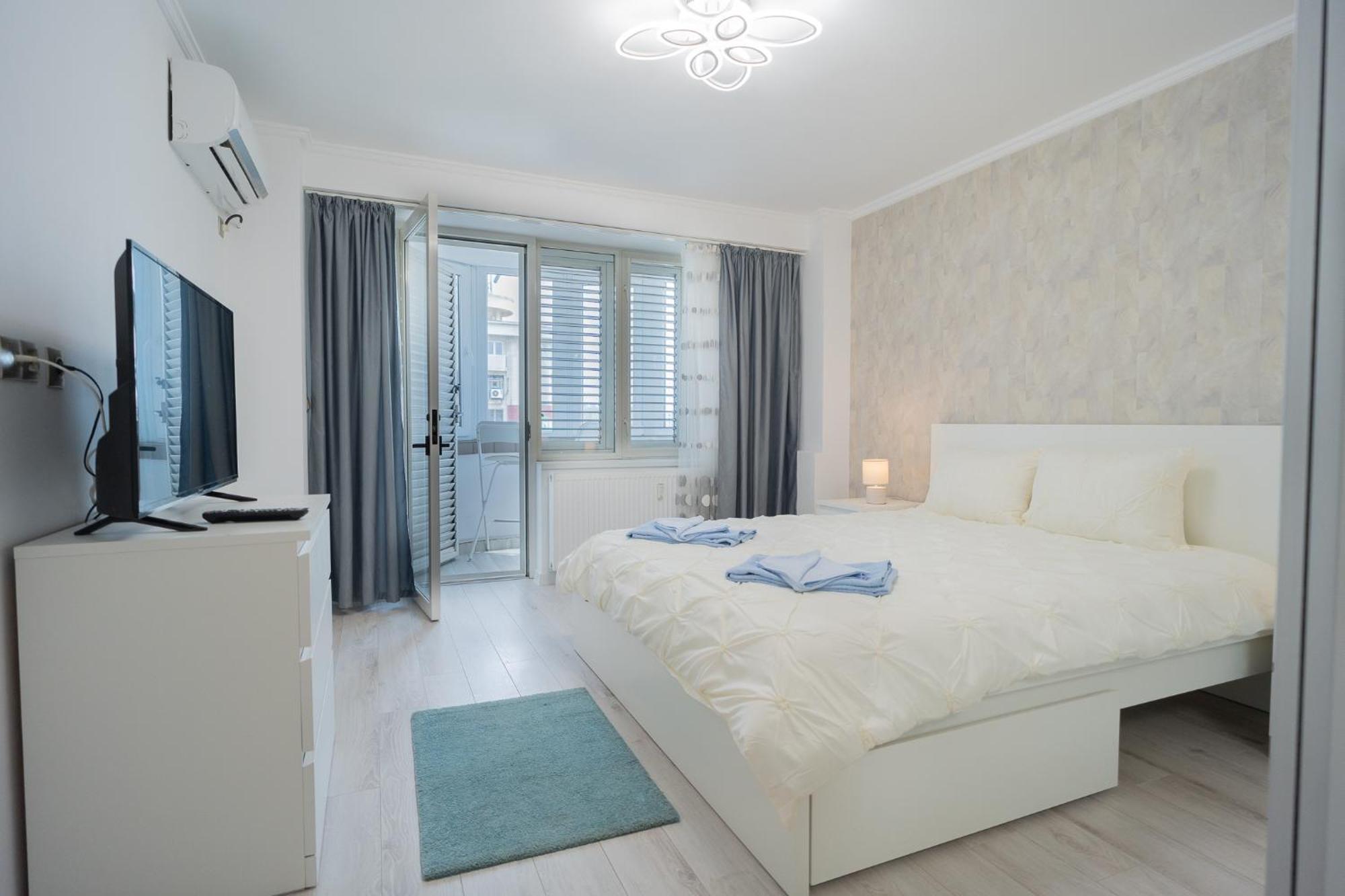Appartamento Luxury 2Br On Decebal Avenue Bucarest Esterno foto